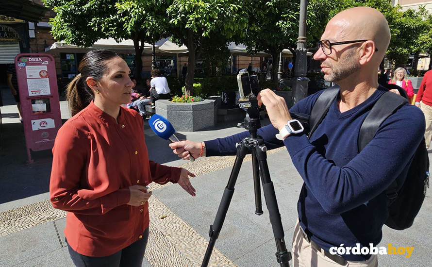 Mamen González atirnde a los medios ante el punto de información turístico de Las Tendillas